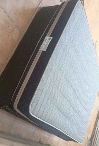 Vendo base box de casal com colchão ótimo estado entrego passo cartão de crédito