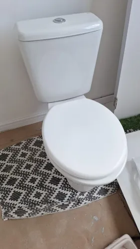 Vaso sanitário com caixa acoplada DECA