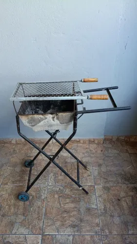 Churrasqueira com suporte