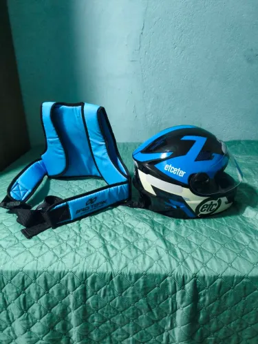 Capacete infantil com colete