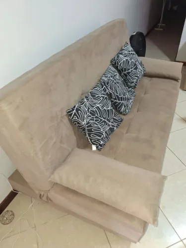 Sofá cama retrátil bege ótimo estado.