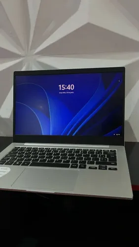 notebook Samsung Galaxy Book Go prateado com uma tela de 14 polegadas.Modelo: Galaxy Book