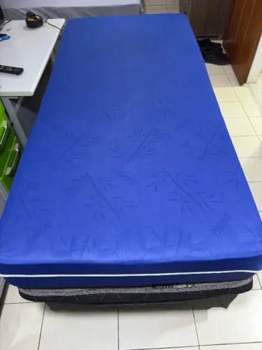 Colchão de solteiro.