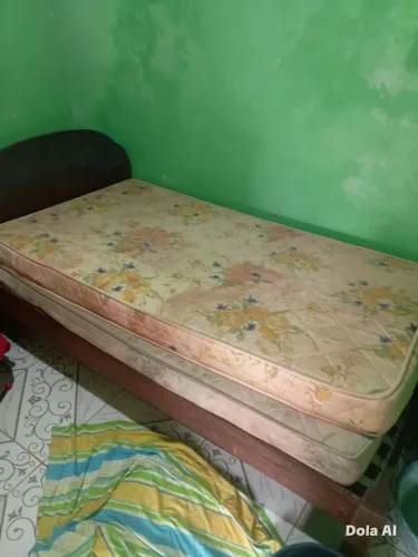 Cama de solteiro em madeira