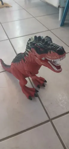 Vendo dinossauro que anda e acende