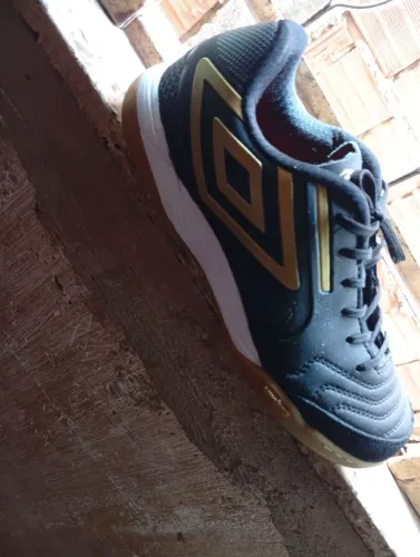 CHUTEIRA FUTSAL UMBRO SEMI NOVA