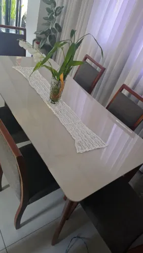 Mesa com tampa de vidro com 6 cadeiras