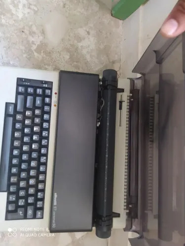 ESCRIVANINHA ELETRÔNICA, COM PEQUENA AVARIA ALGUMAS TECLAS NÃO ESTÃO FUNCIONANDO 