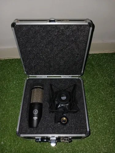 Microfone AKG P220
