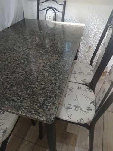 Mesa de mármore com 4 cadeiras