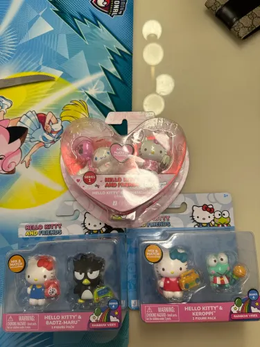Colecionáveis da hello kitty (séries 1 e 4)