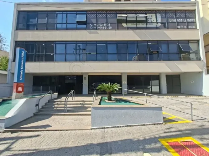 Sala comercial com 164m² de área útil no Centro da cidade.