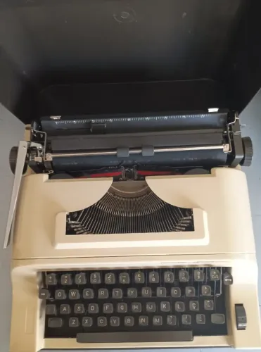 Máquina De Escrever Remington Ipanema (funcionando Completa)Perfeita!