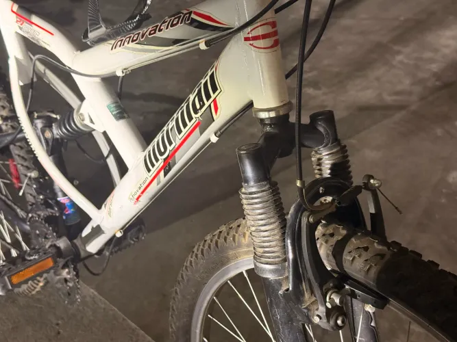 Bicicleta 21 marchas Mormaii aro 26 com amortecimento dianteiro e traseiro + brindes