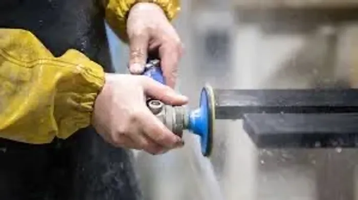 Contrata-se acabador de marmoraria