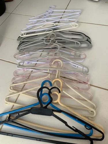 Vendo 25 cabides 