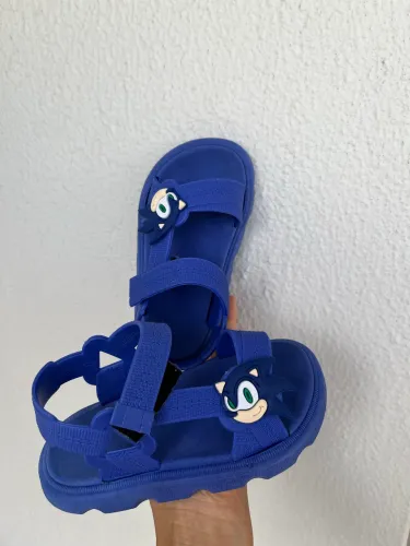 2 sandálias e 1 boné 