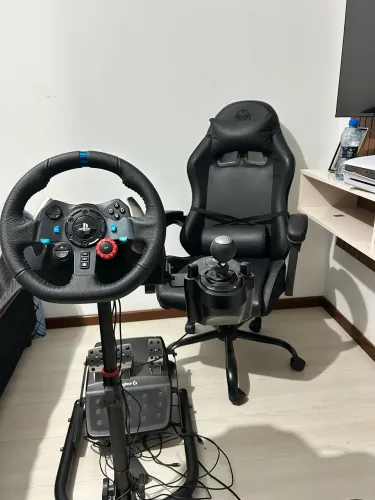 VOLANTE G29 PS5/PS4, ACOMPANHADO DO CAMBIO, PEDAL,SUPORTE E CADEIRA GAMER