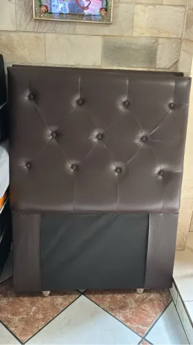 Cama e cabeceira de solteiro