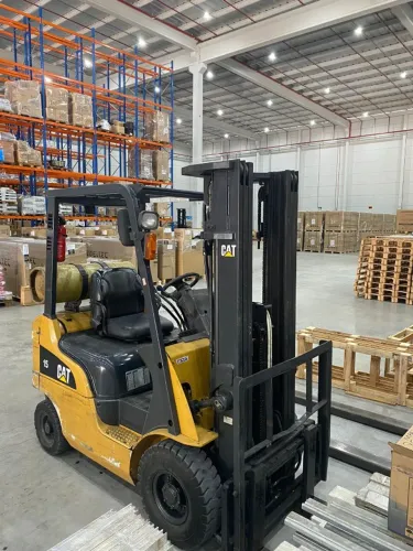 EMPILHADEIRA PALETEIRA CATERPILLAR - GÁS - REVISADA - 21x NO CARTÃO