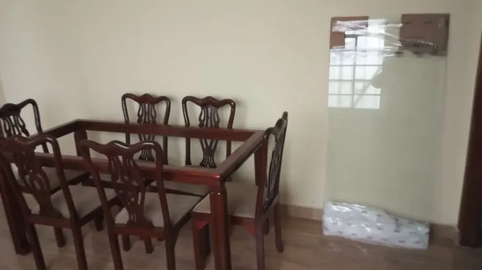 Mesa mogno com 6 cadeiras