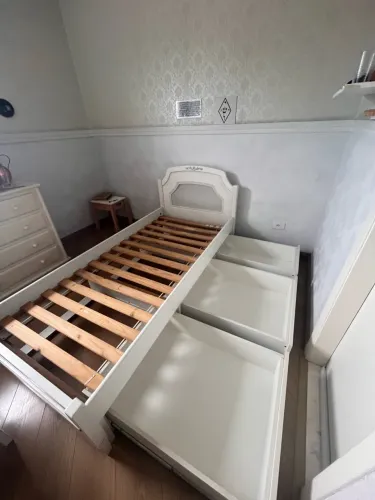 Linda cama de solteiro estilo provençal