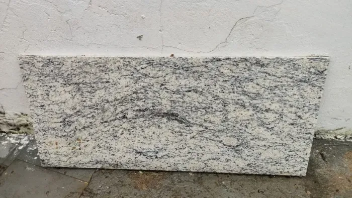 Chapa de pedra natural é o Granito Branco Nevasca