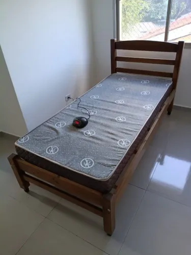 Cama de Solteiro madeira maciça (sem o colchão), super nova
