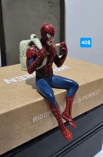 Miniatura do Homem-Aranha comendo pizza