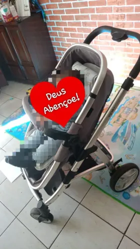 carrinho com o bebê conforto.