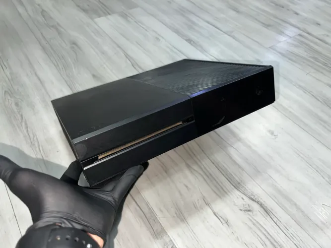 Xbox one conservadíssimo, dois controles um original e cabos completos.