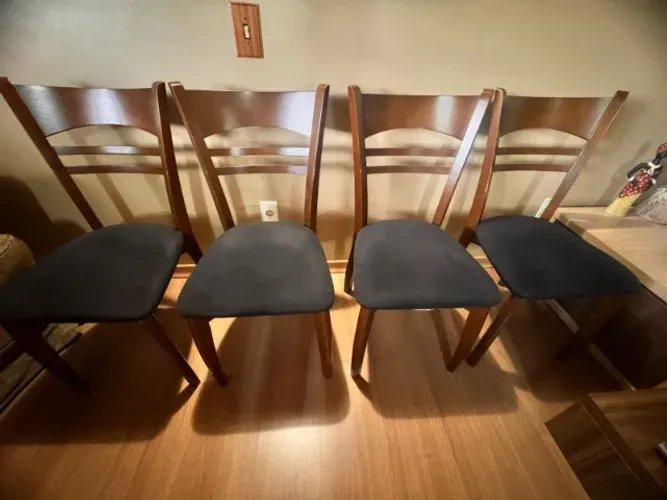 4 Cadeiras J Marcon e mesa de centro 60cm diâmetro