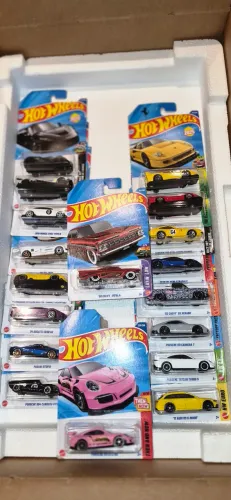 Coleção Hotwheels com 18 miniaturas procuradas