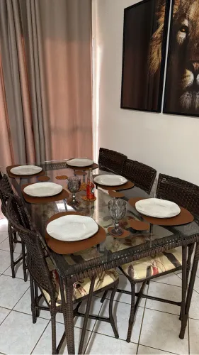VENDO MESA DE JANTAR COM 6 CADEIRAS