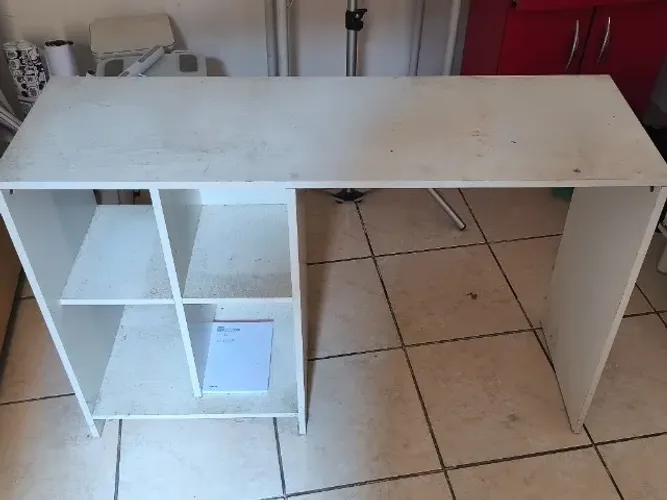 Doação de mesa/escrivaninha branca usada ? retirada no local