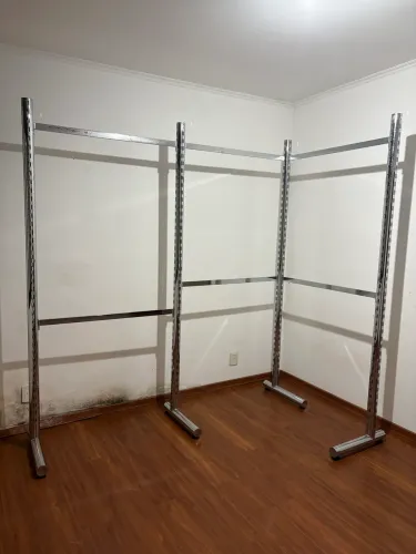 Arara de roupas de metal cromado com regulagem de altura
