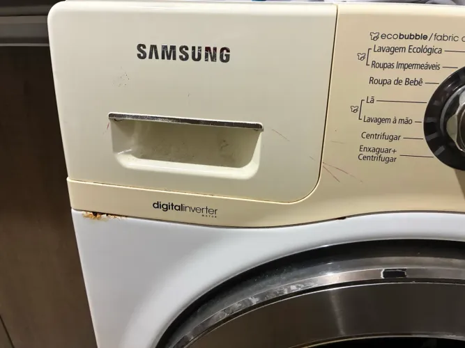 Máquina de lavar roupa com defeito