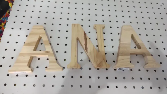 Letras de madeira pinus nome Ana