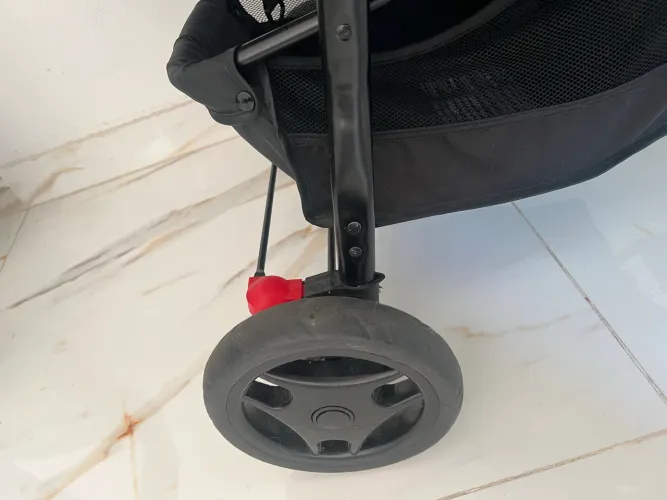 Carrinho com bebê conforto cosco