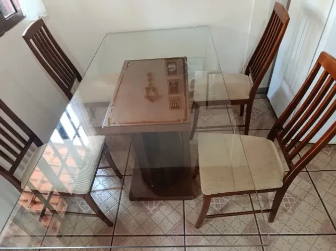 Mesa de jantar de madeira maciça 1,80 x 0,90 M, tampo de vidro 10mm + 6 cadeiras estofadas