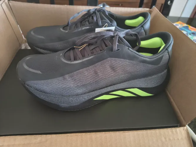 Tênis Adidas hyperboost Tamanho 42.5