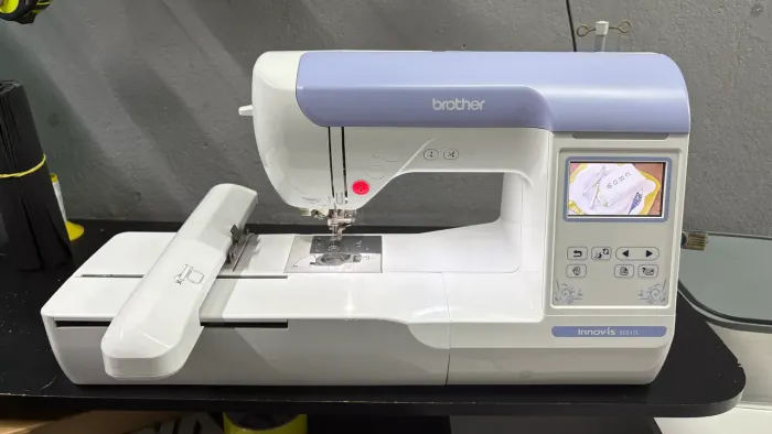 Maquina de bordar Brother Innovis BE815L bordadeira eletrônica