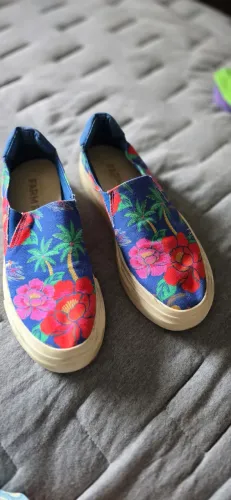 tênis slip-on (modelo iate) da Farm Rio com a estampa Rio de Flor em tecido azul