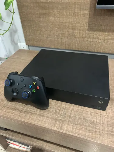 Xbox One X 1TB + 1 Controle Xbox Séries S