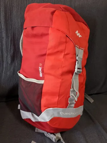 Mochila Quechua Arpenaz 30L vermelha trekking trilhas montanha viagem acampamento camping