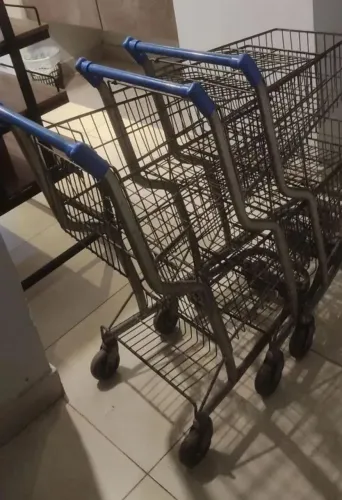 Três Carrinhos para mercado