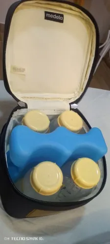Kit com bolsa térmica e 4 recipientes para armazenar leite. 