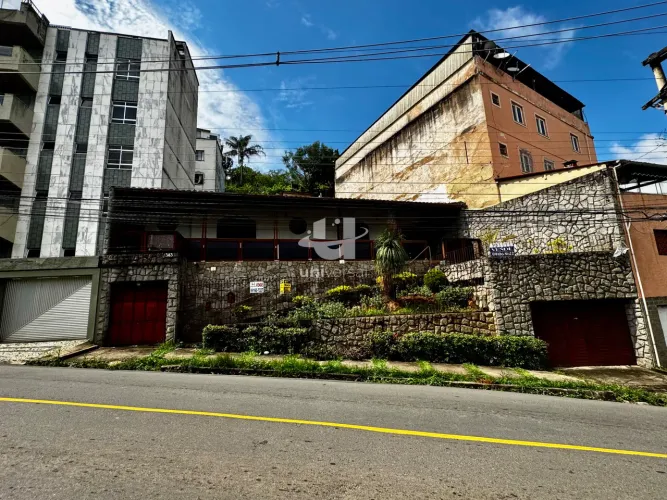 Casa no Bom Pastor Excelente Localização e Oportunidade para Moradia ou Construção