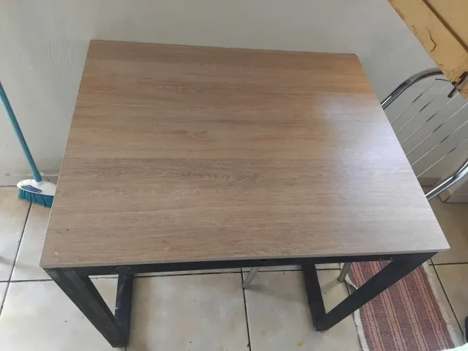 Vendo essas 2 mesas por 400 reias