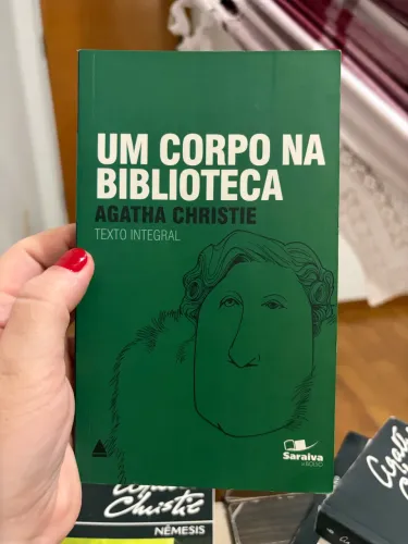 Livro Um Corpo na Biblioteca, de Agatha Christie